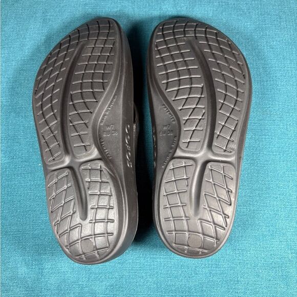 Size 7 - Women’s OOFOS OOlala black flip flops sandals - Picture 5 of 6